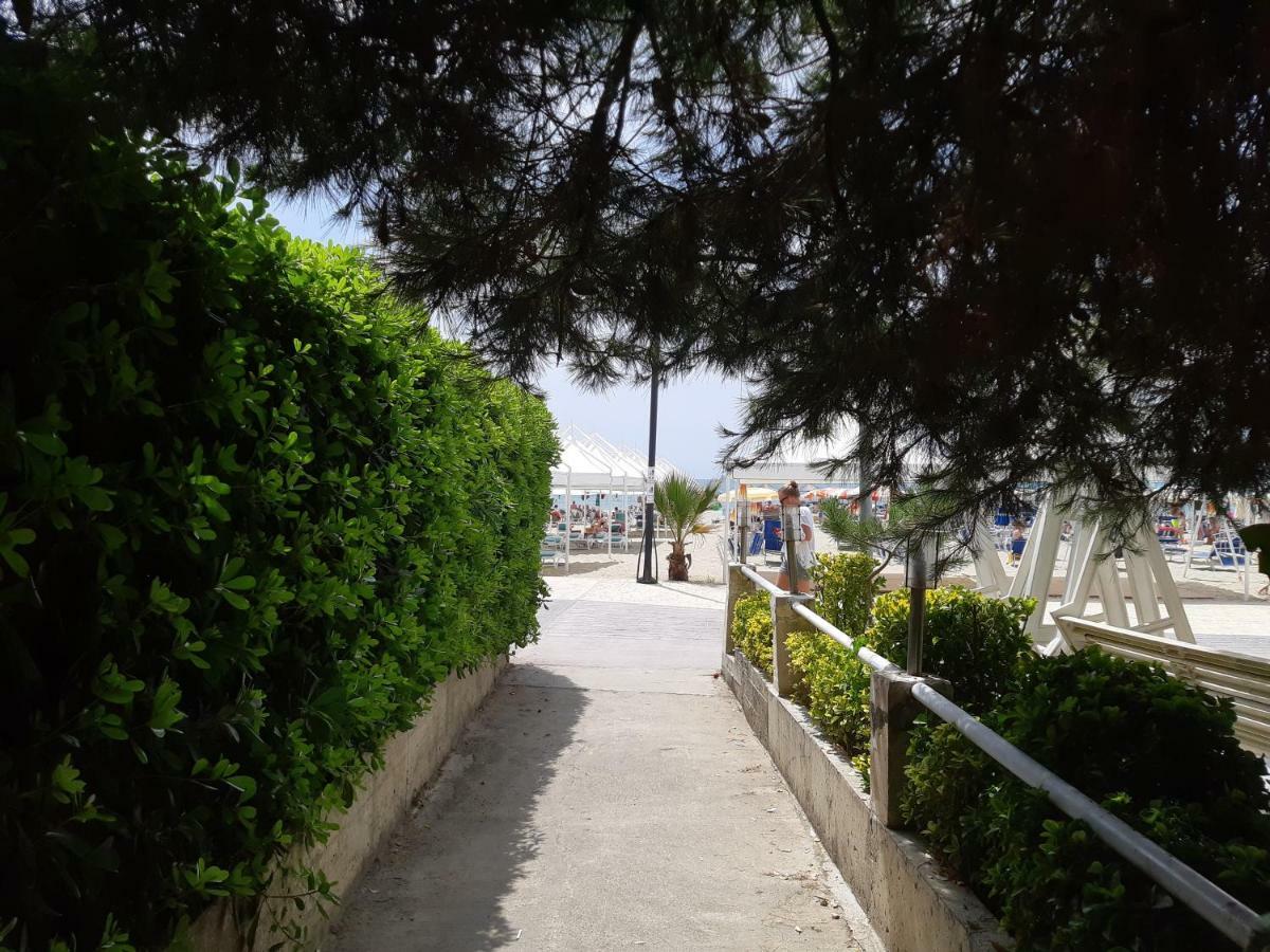 Apartment Comfy Beachfront - 50m From The Sea Golem (Tirana)